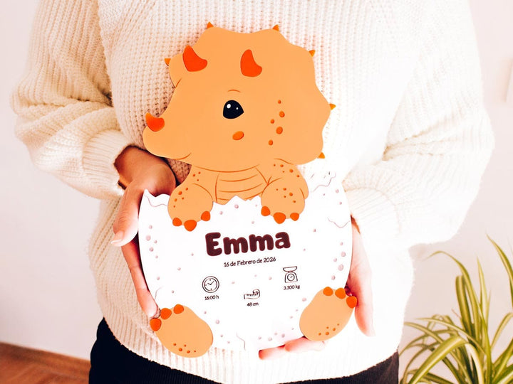 Natalicio dinosaurio personalizado bebé sostenido por manos