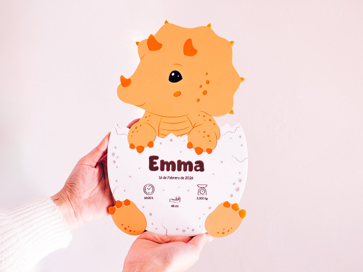 Natalicio dinosaurio personalizado bebé sujetado por manos