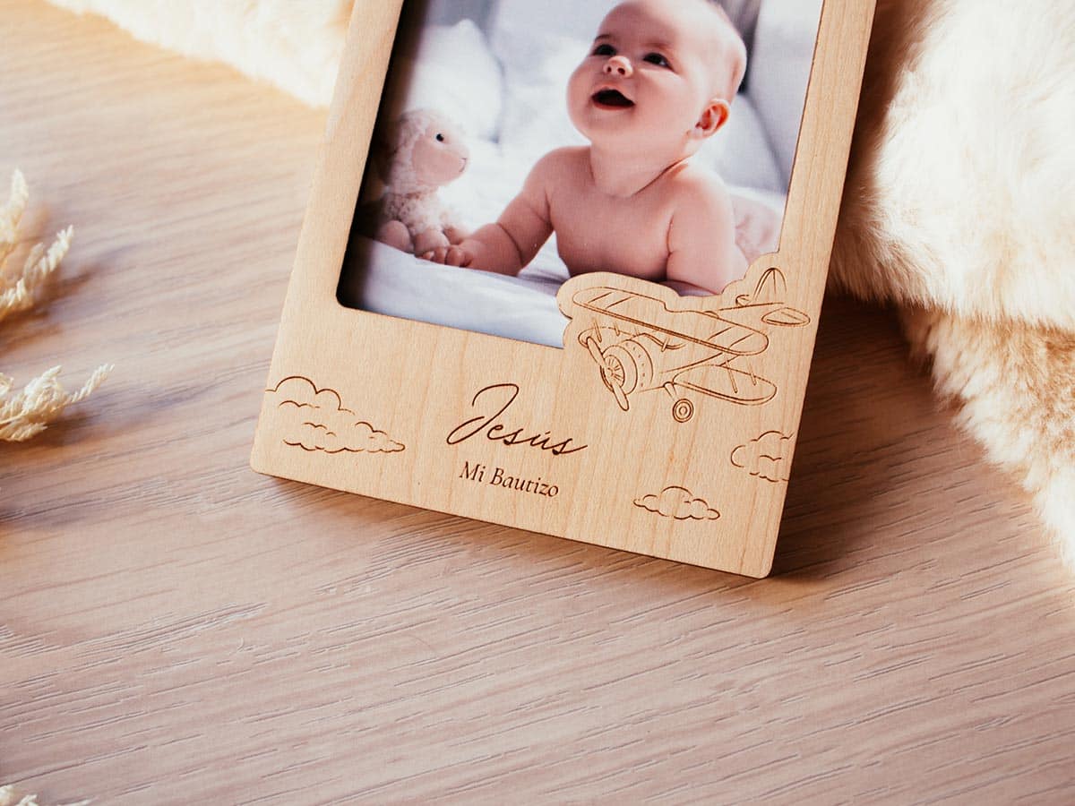 Portafotos bautizo personalizados diseño nubes de cerca