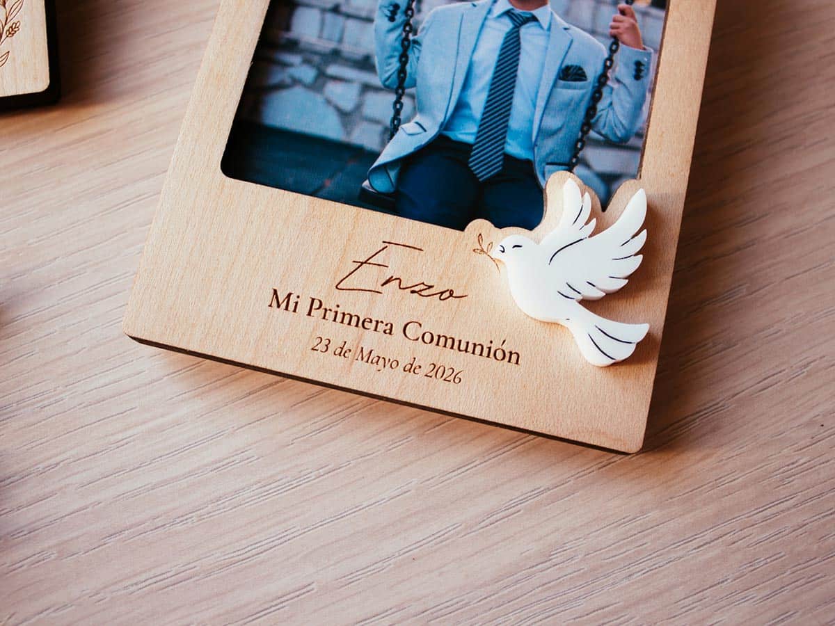 Portafotos Comunión personalizados diseño paloma de cerca