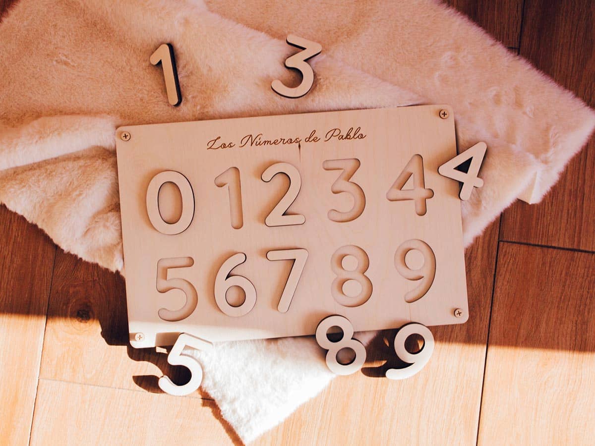 Puzzle Madera Números Montessori con las piezas dispersas