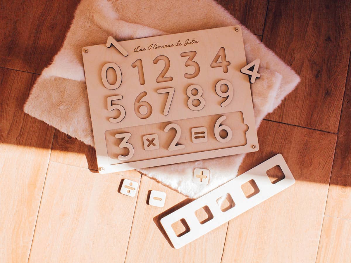 Puzzle madera números y operaciones Montessori con multiplicación