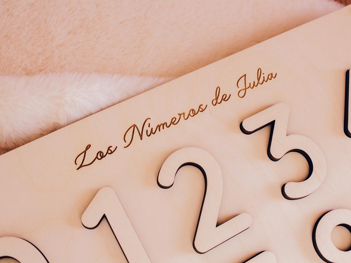 Puzzle madera números y operaciones Montessori con plano del nombre