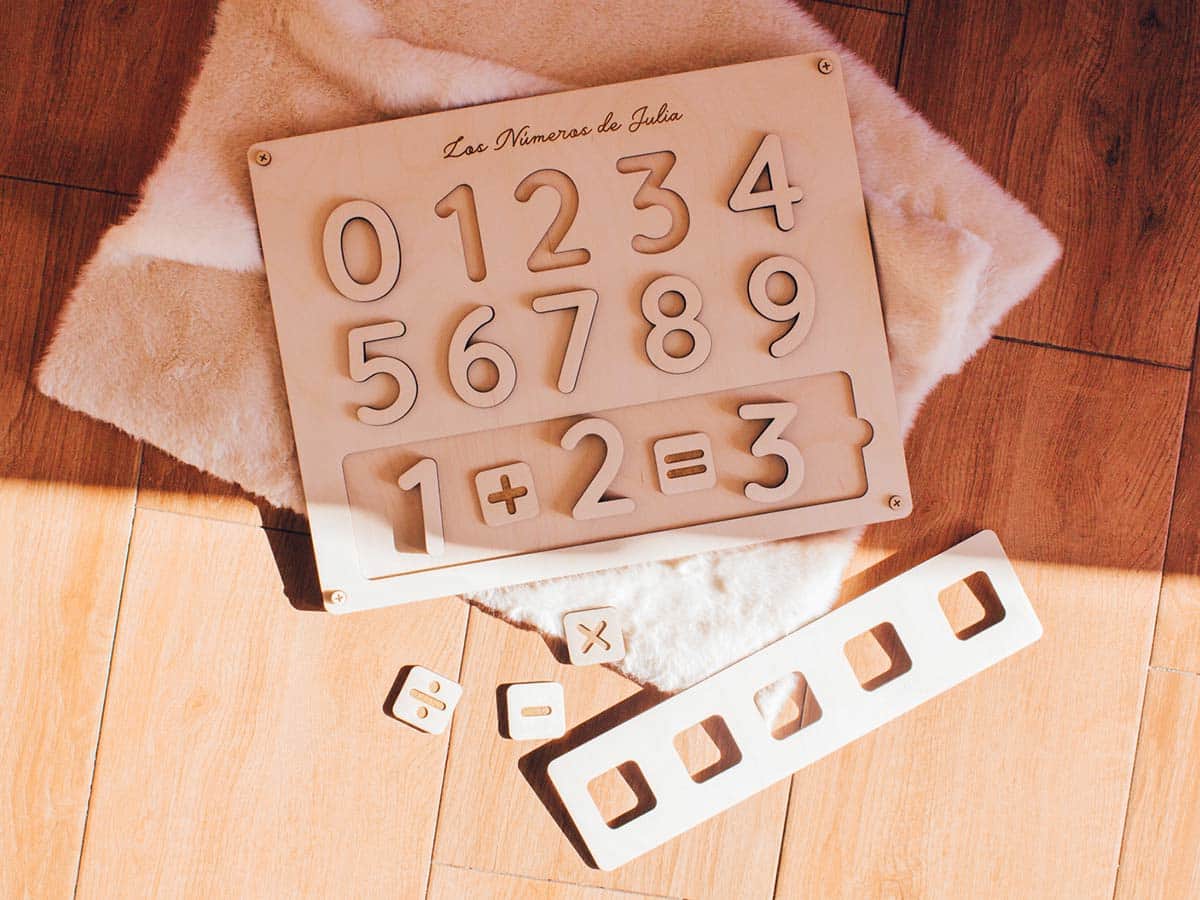 Puzzle madera números y operaciones Montessori con suma