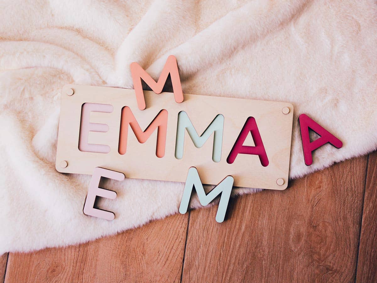 Puzzle Nombre Madera Montessori Personalizado en Mayúsculas con colores desmontado